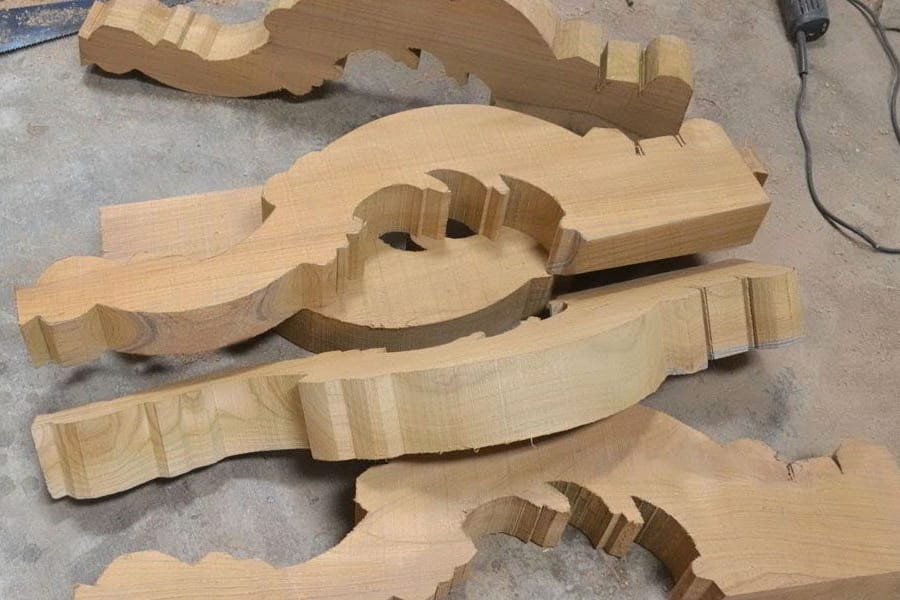 Cutting the baroque condole table leg