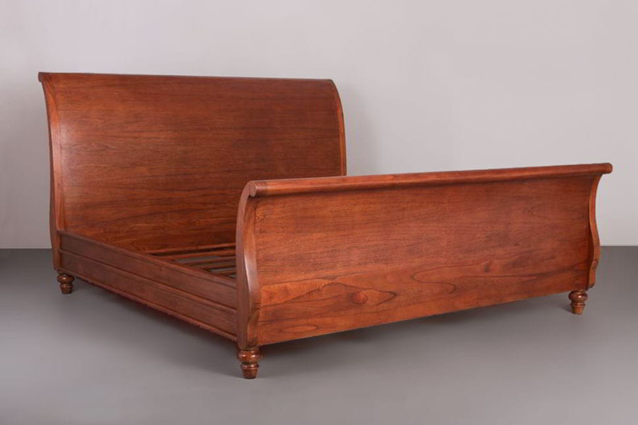 Sleigh bed